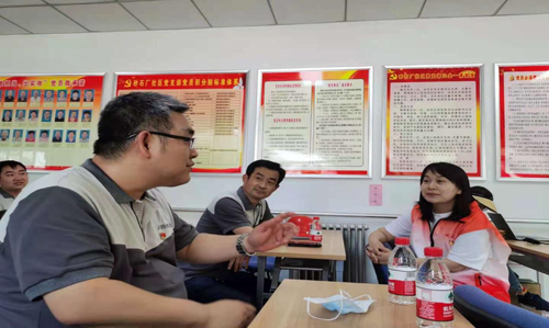 路鵬達(dá)黨支部為砂石廠社區(qū)修復(fù)居民樓外立面保溫層加裝空調(diào)冷凝管