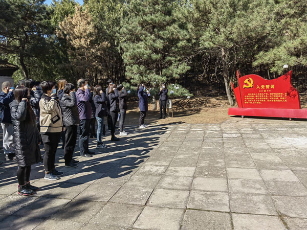 路鵬達黨支部開展“清明憶先烈 追思革命情”清明節祭掃活動